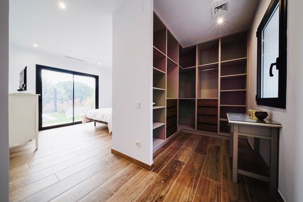 Suite principal luminosa de casa saludable y eficiente en l’Ametlla del Vallès, con vestidor integrado y vistas al jardín.