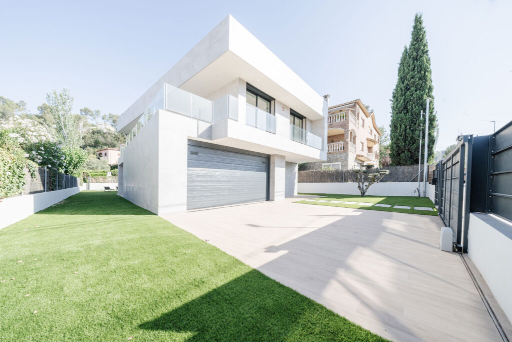 Acceso de vehículos y garaje de vivienda unifamiliar