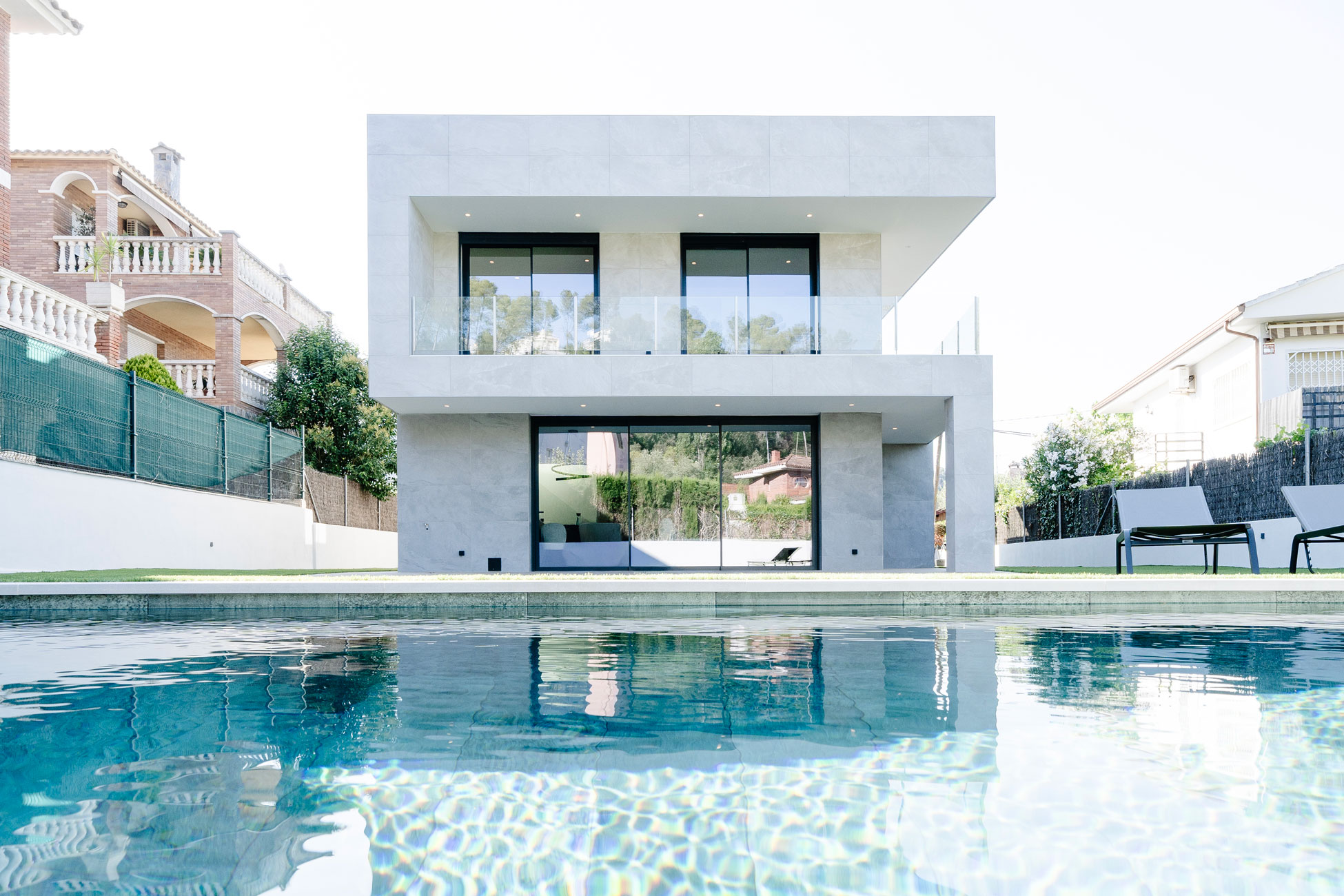 Piscina frente a vivienda unifamiliar moderna