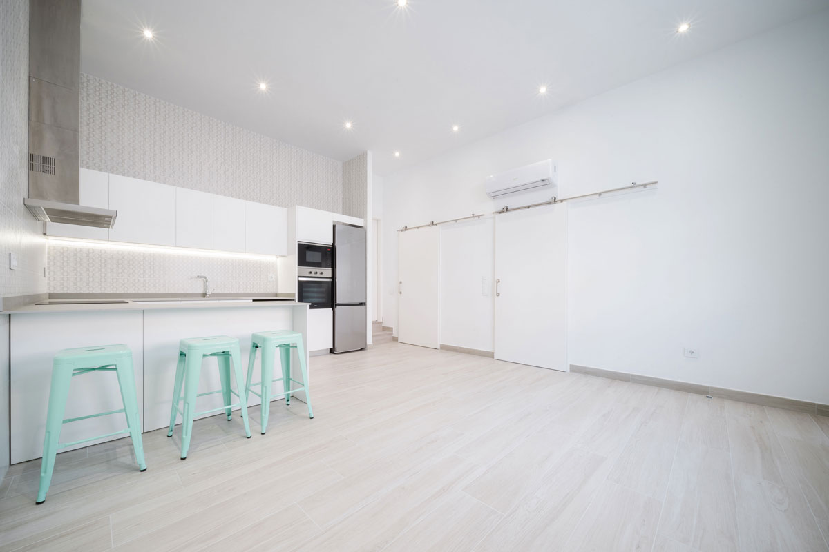 Zona de día abierta con cocina y península en vivienda de 50 m² en Mollet