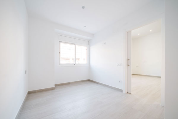 Dormitorio doble con ventana en cambio de uso de local a vivienda en Mollet