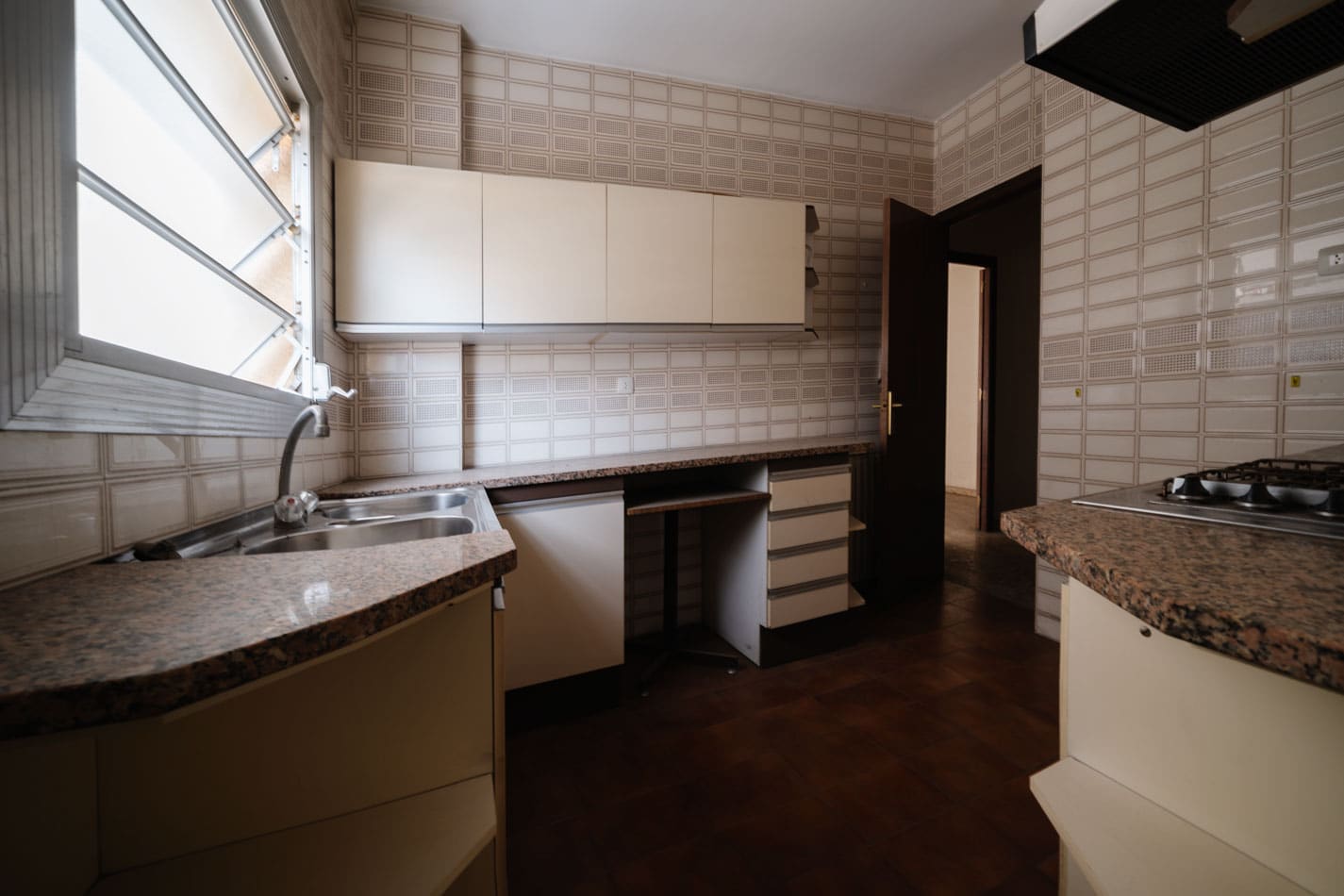 Cocina original cerrada antes de la reforma integral en Les Corts, Barcelona