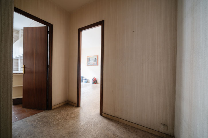 Pasillo y recibidor original antes de la reforma de piso en Les Corts