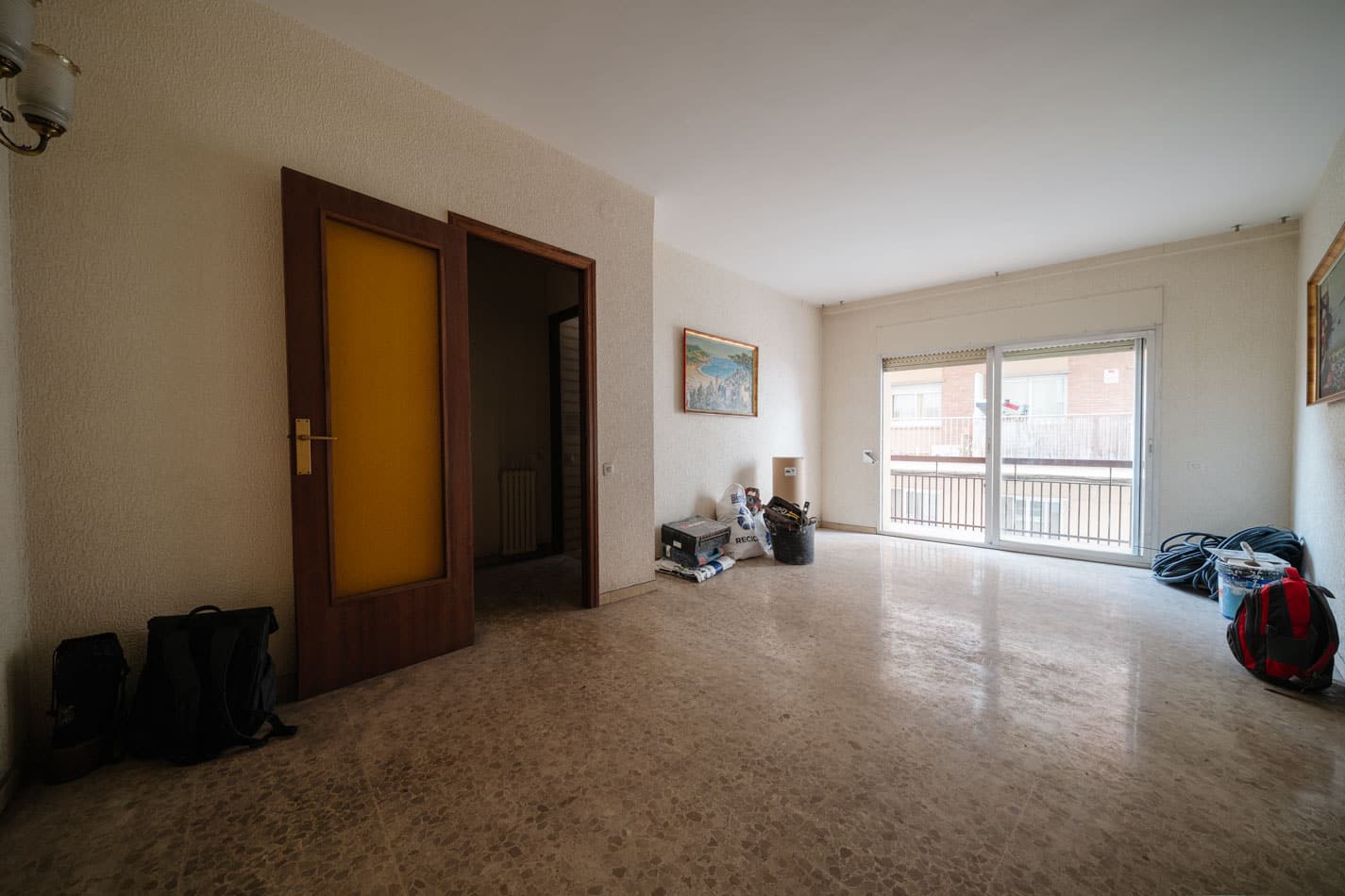 Salón original con salida exterior antes de la reforma integral
