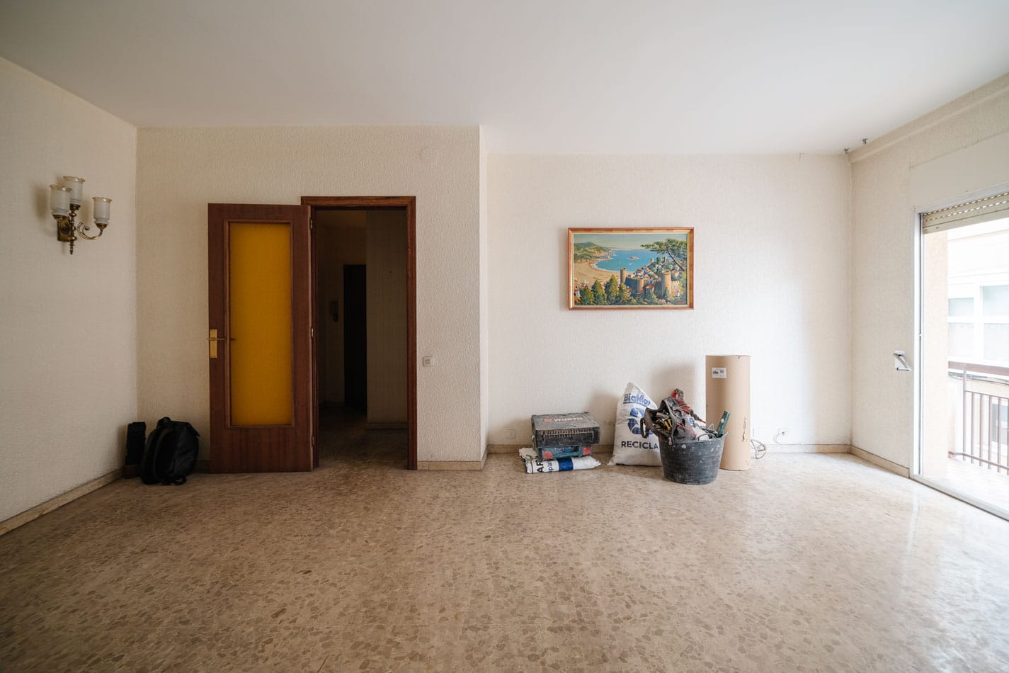 Salón original de piso en Les Corts antes de la reforma