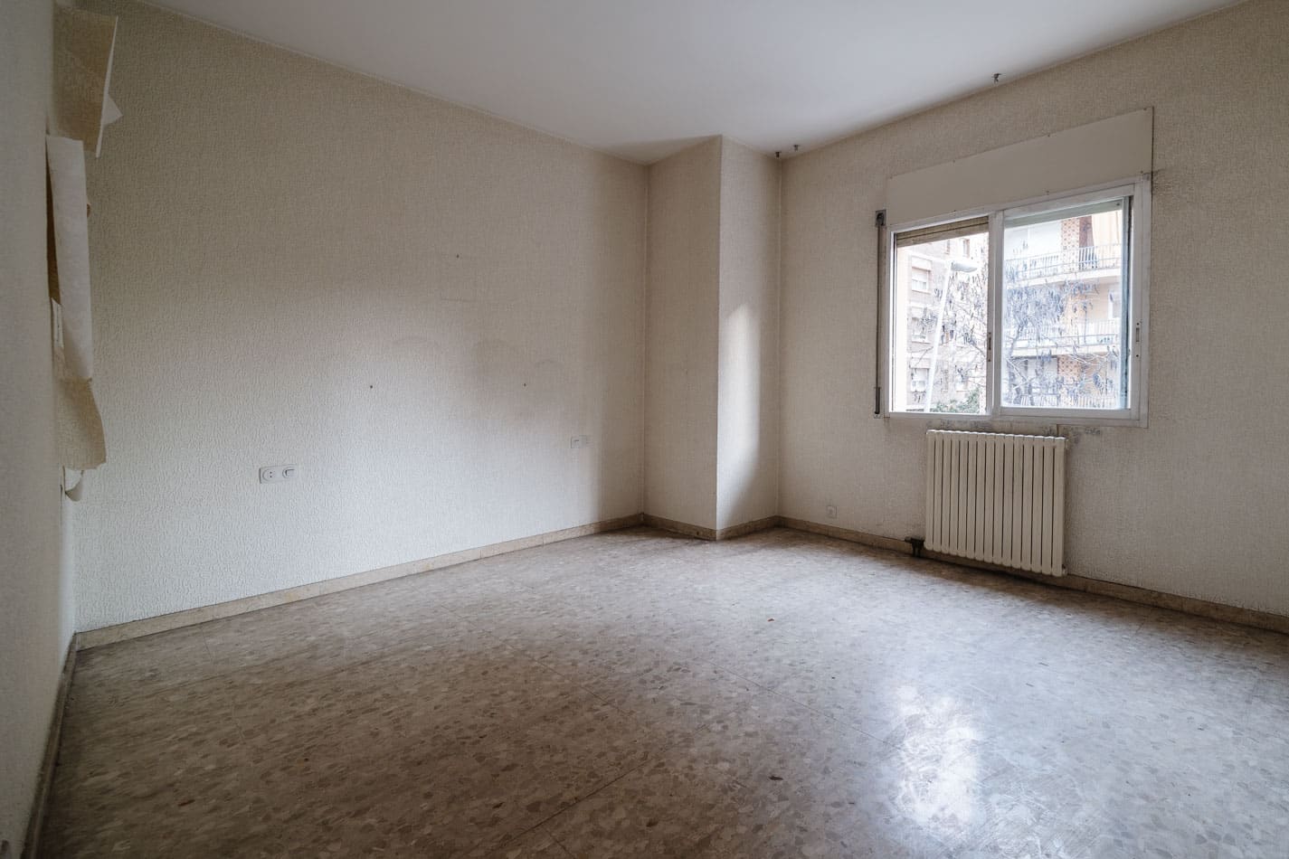 Dormitorio principal vacío antes de la reforma en Les Corts