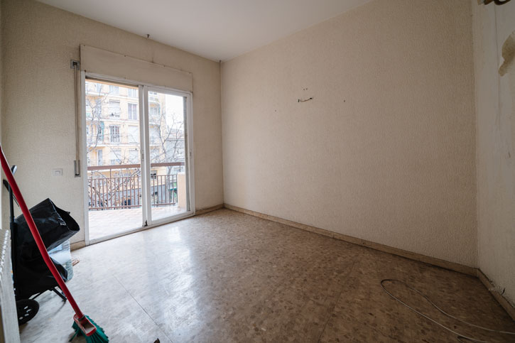 Habitación original vacía con salida exterior antes de la reforma