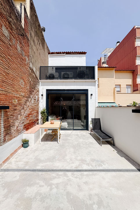 Patio reformado con gran abertura hacia el salón de la vivienda