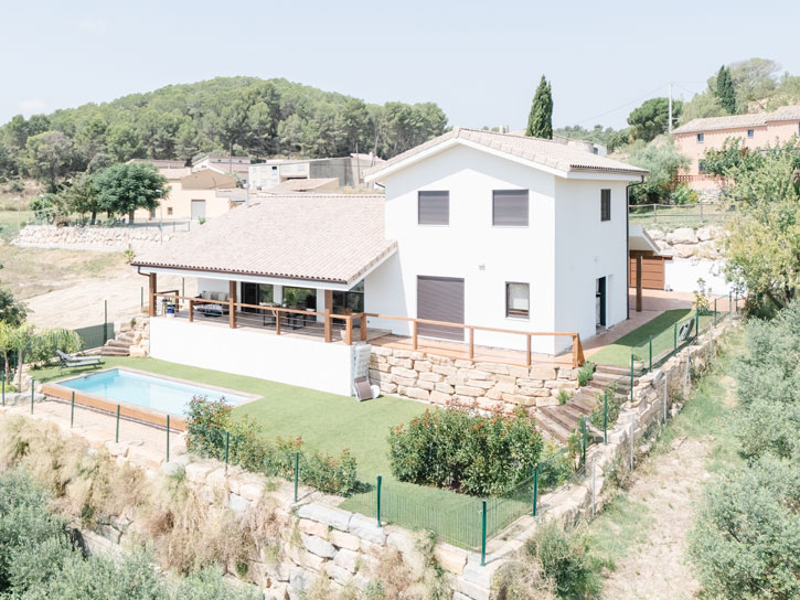 Vivienda eficiente con jardín y piscina adaptada a terreno con pendiente